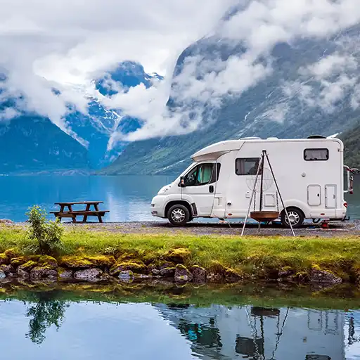 Wohnmobil an einem See