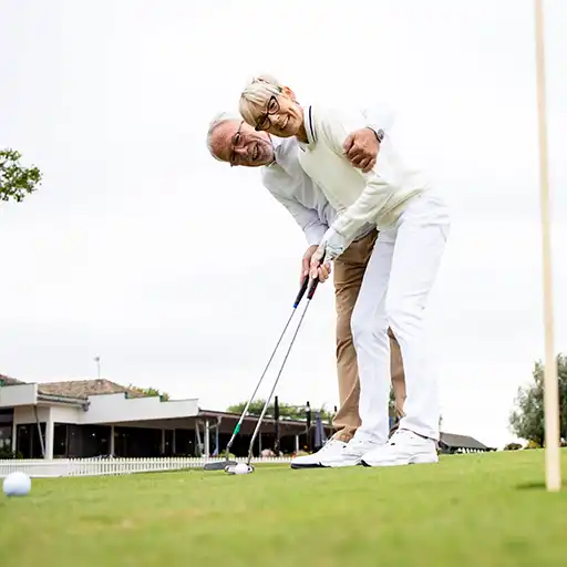 Älteres Ehepaar beim Golfen