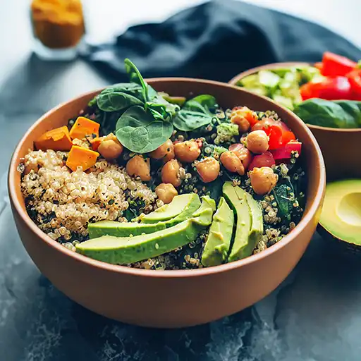 Herzliche Salat-Bowl mit Avocado und Quinoa-Salat