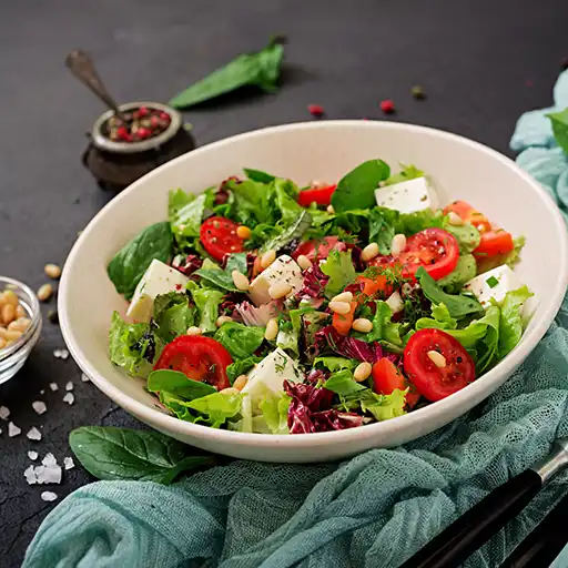 Salat mit Tomaten, Feta, Salat, Spinat und Pinienkernen