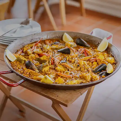 Traditionelle spanische Paella mit Meeresfrüchten, Muscheln, Langusten und Garnelen