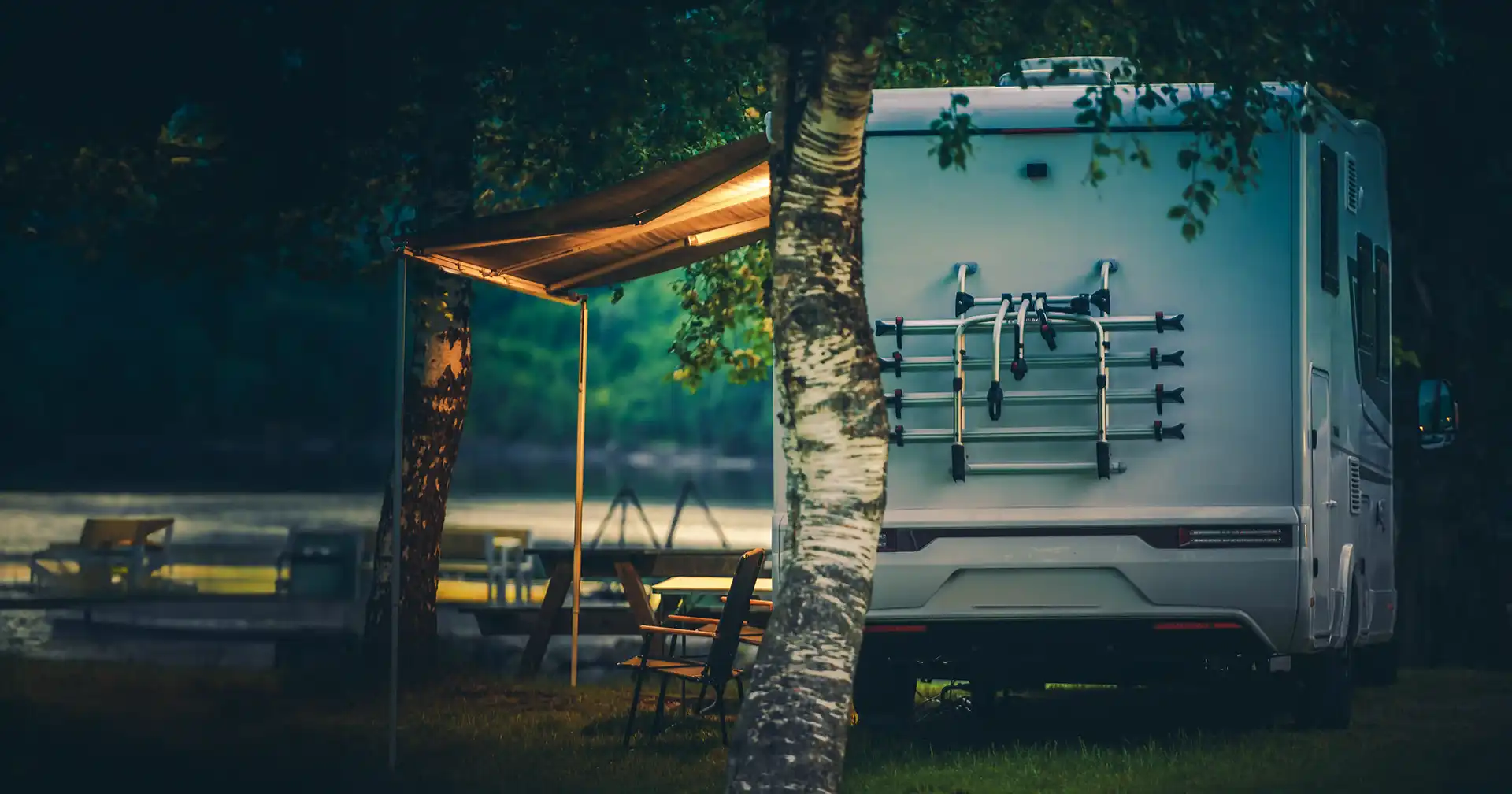 Camper auf einem Stellplatz am See