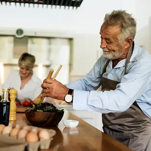 Ein Paar kocht zusammen in der Küche