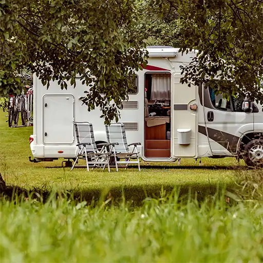 Wohnmobil im Wald