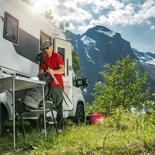 Wanderer vor seinem Wohnmobil